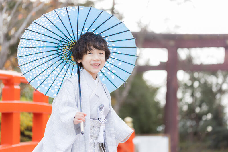 初めての七五三!青色の着物と和傘の男の子の記念写真(撮影:makoto yoshida)