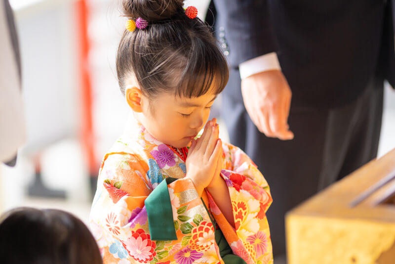 七五三のお参りで手を合わせる女の子の写真(撮影:盛田吉実★ヨッシー)