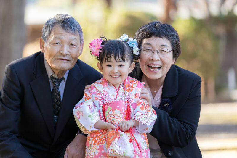 祖父母と一緒に!花柄の被布を着た三歳の女の子の七五三記念写真(撮影:makoto yoshida)