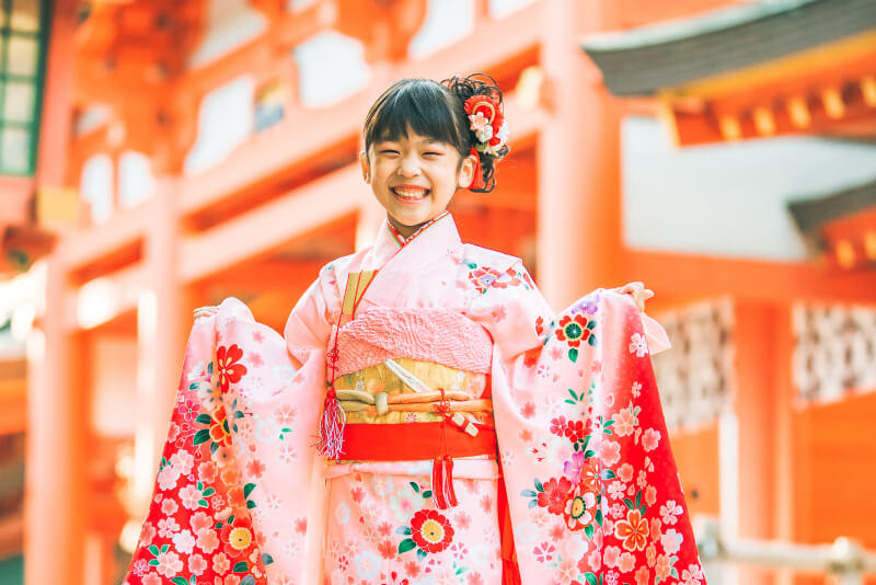 ピンク色の着物と、笑顔がすてきな、七歳の女の子の七五三写真(撮影:しょうちゃん)